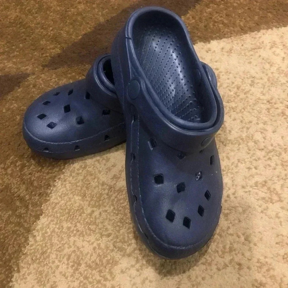 Knock off to crocs no name kids shoes - Picture 2 of 3